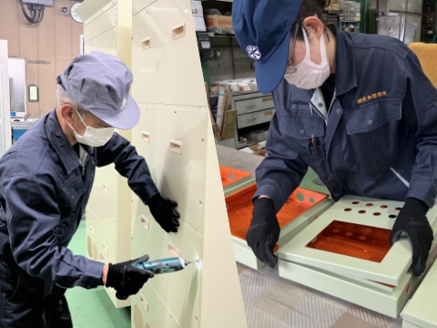 組付け作業中の人